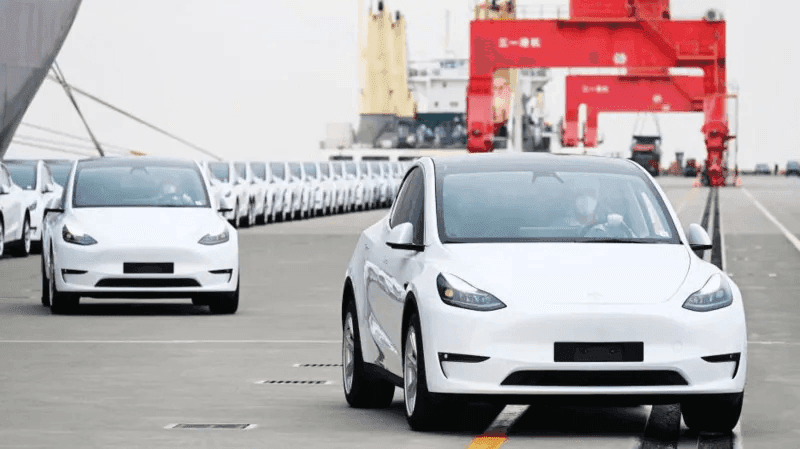 Canada hits China-made electric cars with a significant 100% tariff.

